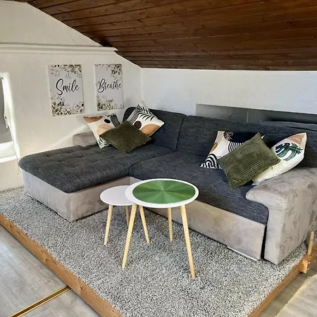 アパート Gemuetliches Dachgeschoss-apartment Mit Alpenblick プフロンテン